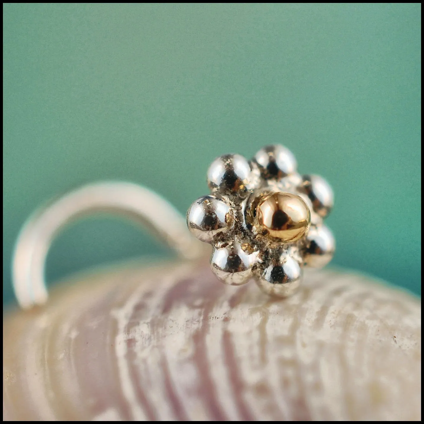 Yellow Gold Spot Daisy Nose Stud